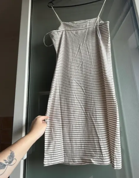 Pruhované šaty na ramínka 5