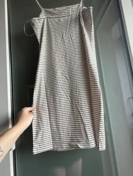 Pruhované šaty na ramínka 4
