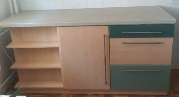 Kuchyňská linka v kombinaci dřevo a zelená včetně spotřebičů 2
