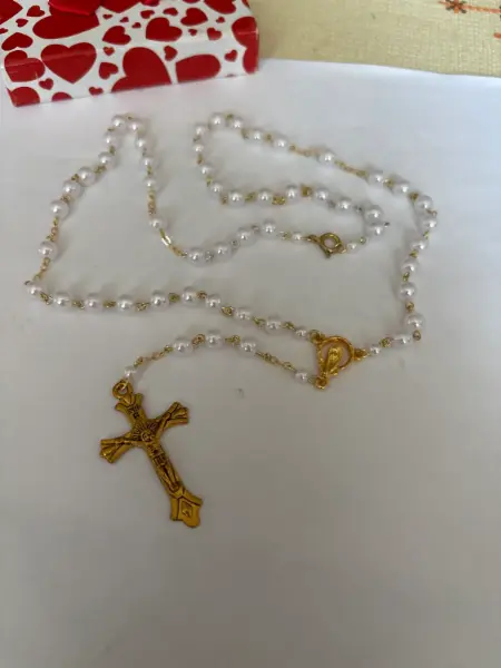 Zlacený růženec z bílých perliček  3