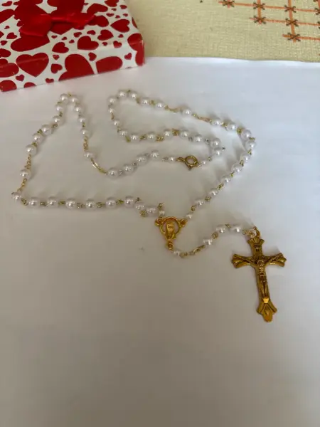 Zlacený růženec z bílých perliček  2