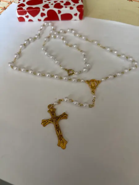Zlacený růženec z bílých perliček 