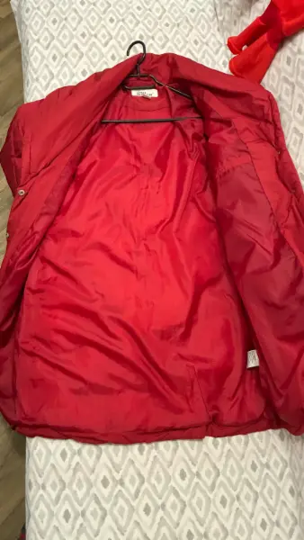 Červený prošívaný dámský kabát 7