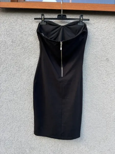 Černé společenské šaty se zlatým vzorem 3