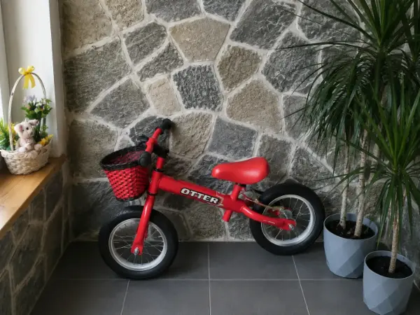 Dětské odrážedlo Otter červené s košíkem