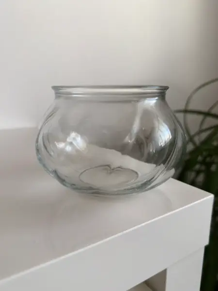 Malá kulatá skleněná váza Ikea na kytky nebo dekoraci