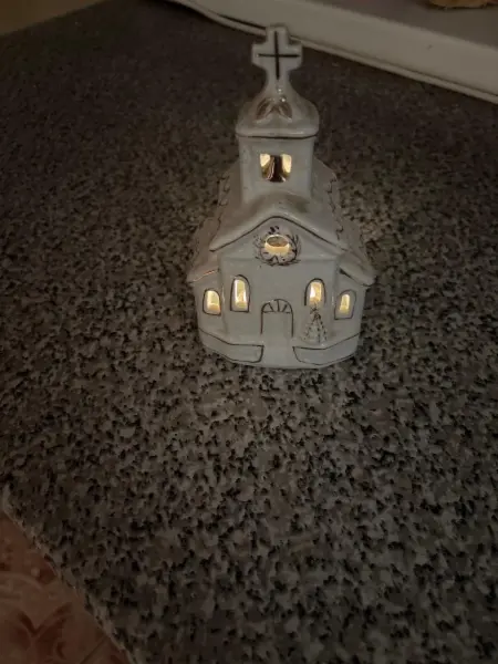 Keramický zvon ve tvaru kostela