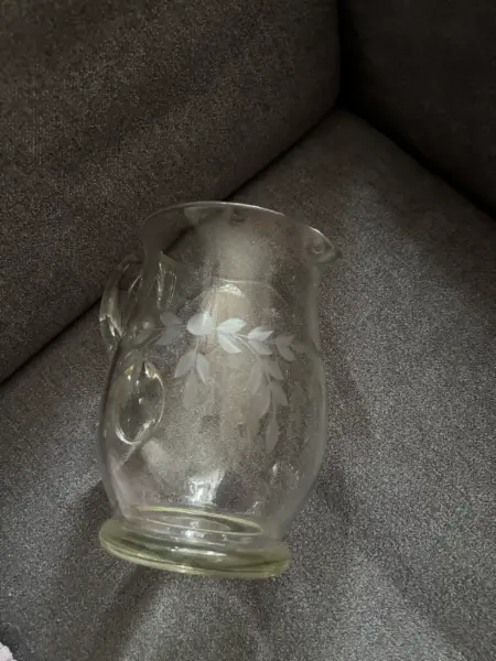 Skleněný džbán s jemným zdobením 2
