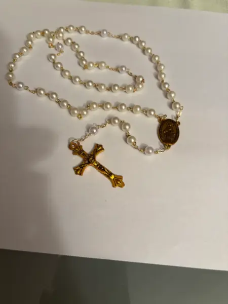 Perlový růženec se zlatým křížkem