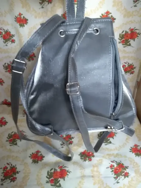 Stříbřitý batůžek 3