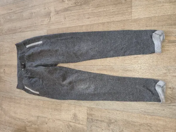 Šedé tepláky H&M 8-9let