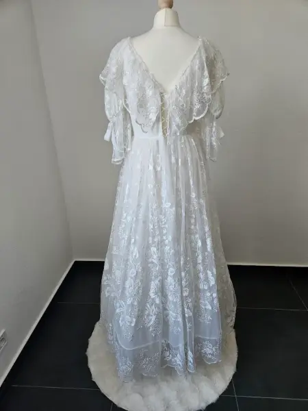 Romantické svatební vintage šaty s krajkou a šněrováním 4