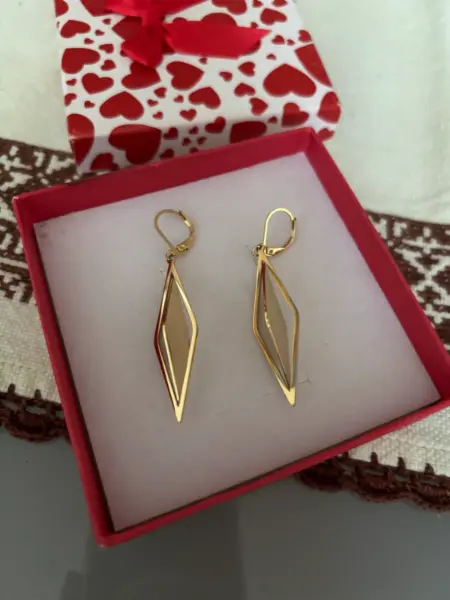 Elegantní zlaté náušnice ve tvaru kosočtverce