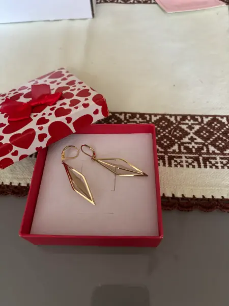 Elegantní zlaté náušnice ve tvaru kosočtverce 3