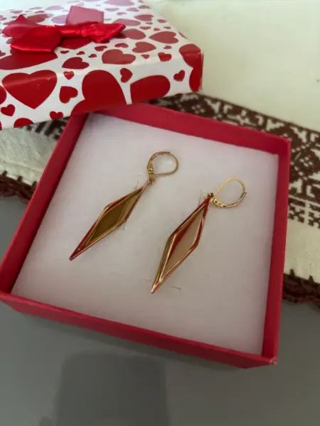 Elegantní zlaté náušnice ve tvaru kosočtverce 2