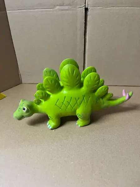 Zelený gumový dinosaurus stegosaurus