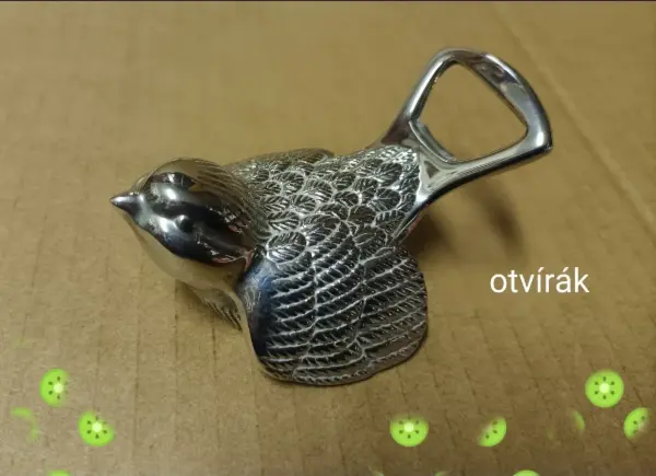Kovový otvírák na lahve ve tvaru ptáčka