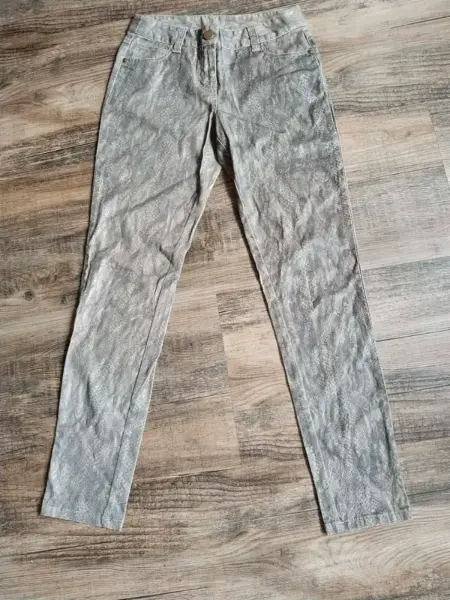 Šedé kalhoty F&F s hadím vzorem, vel. 36