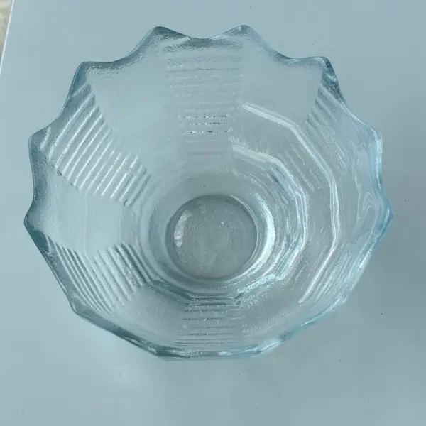Skleněná dekorativní mísa s vlnitým okrajem 4