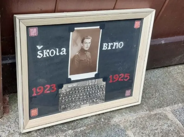 Voják ŠKOLA BRNO 1923-1925 v rámu