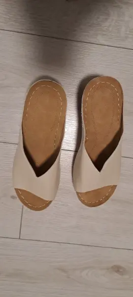 Dámské béžové nazouváky na klínku