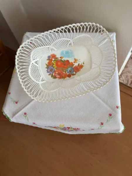 Bílý plastový košík s květinovým motivem 2