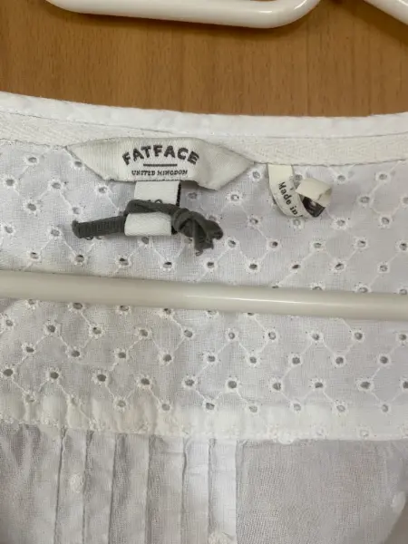Bílá halenka FatFace s krajkou a výšivkou 3