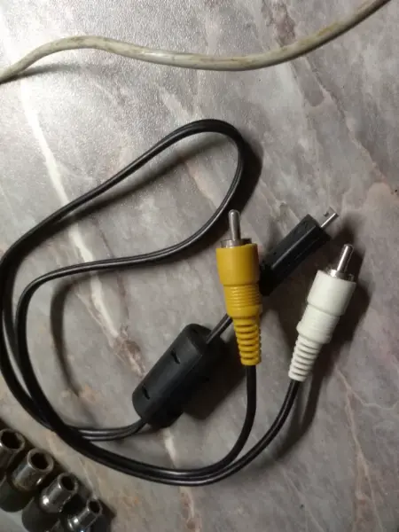 AV kabel s konektorem pro starší elektroniku