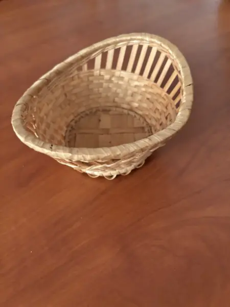 Ručně pletený proutěný košík