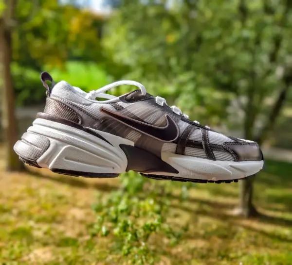 👟 Nike V2K Run – Brown/Picante Stone, Vel.43