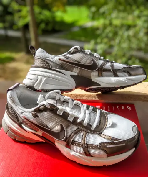 👟 Nike V2K Run – Brown/Picante Stone, Vel.43 2