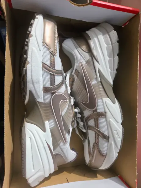 👟 Nike V2K Run – Brown/Picante Stone, Vel.43 6