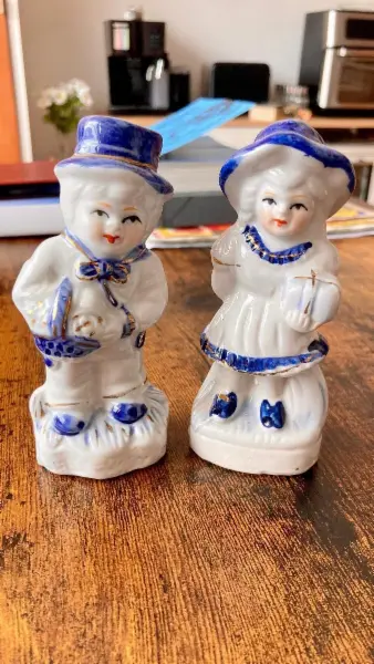 Porcelánové figurky chlapce a dívky