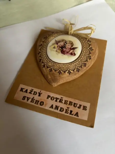 Keramický závěsný dekor anděl