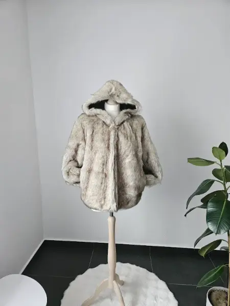NOVÝ Kožíšek s kapucí ZARA