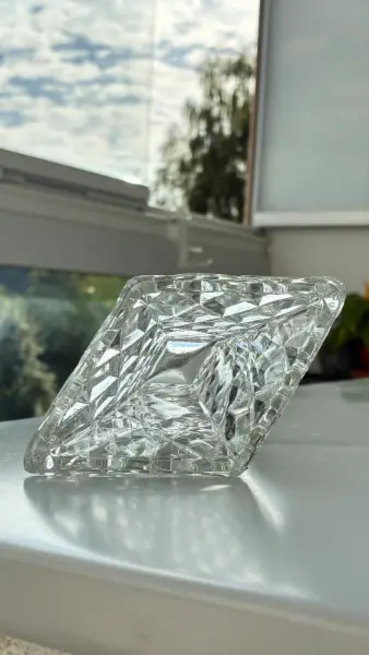 Elegantní skleněná váza s diamantovým brusem 8