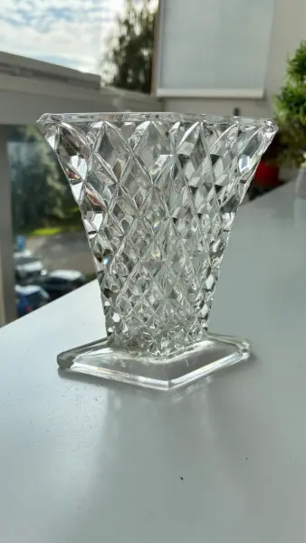 Elegantní skleněná váza s diamantovým brusem