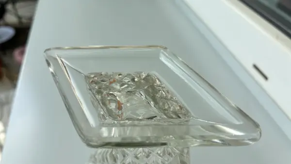 Elegantní skleněná váza s diamantovým brusem 7