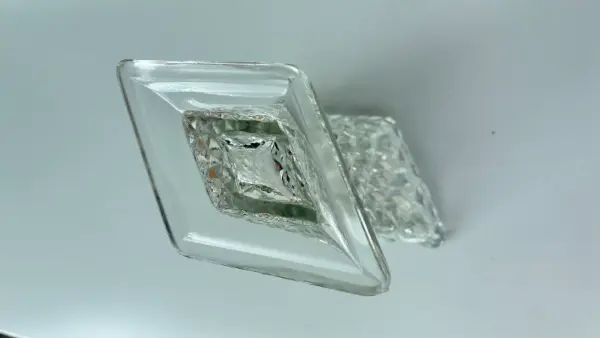 Elegantní skleněná váza s diamantovým brusem 6