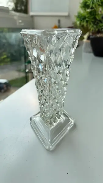 Elegantní skleněná váza s diamantovým brusem 2