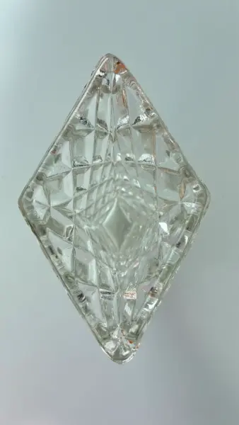 Elegantní skleněná váza s diamantovým brusem 4