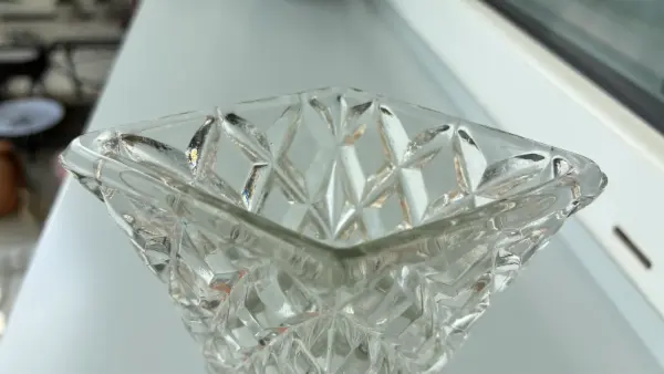 Elegantní skleněná váza s diamantovým brusem 5