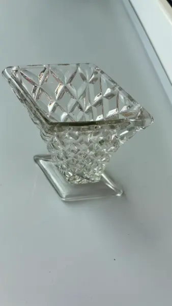 Elegantní skleněná váza s diamantovým brusem 3