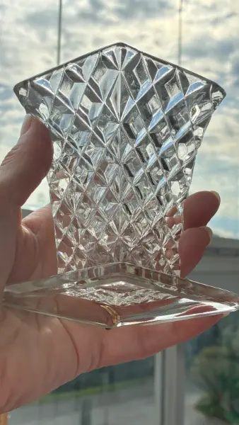 Elegantní skleněná váza s diamantovým brusem 9