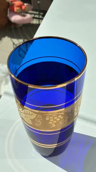 Modrá váza se zlatým dekorem hroznů 2