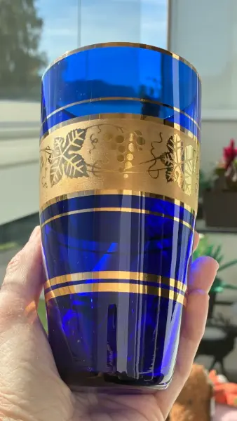 Modrá váza se zlatým dekorem hroznů 6