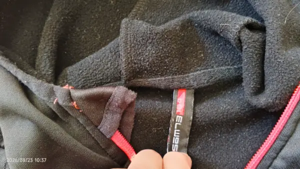 Černá mikina s kapucí a růžovým zipem 2