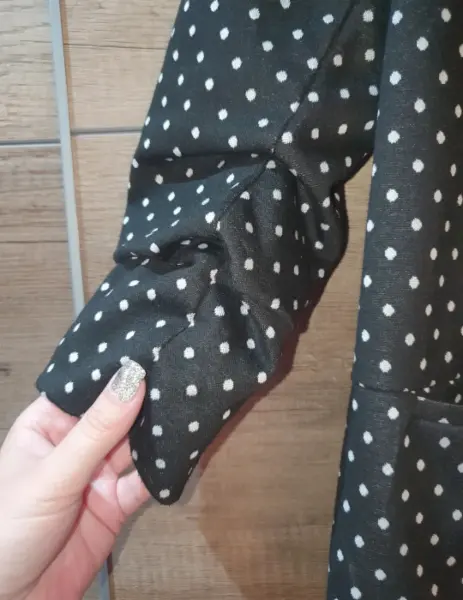 Dámské černé sako s puntíky 3