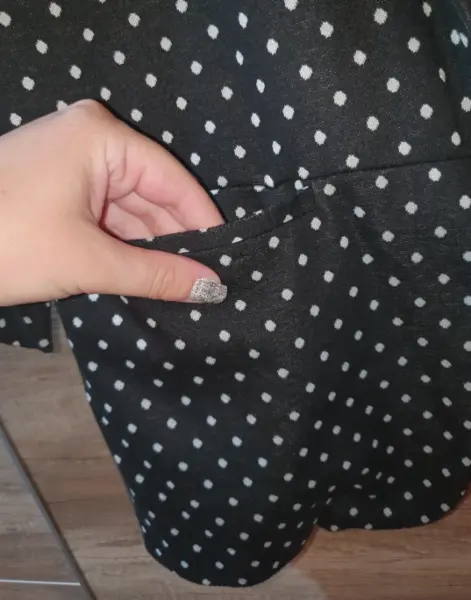 Dámské černé sako s puntíky 4