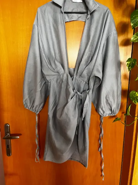 Šedé šaty ASOS Design s výstřihem,  2